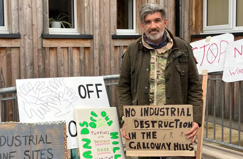 Glenvernoch campaigner Barry Donnan showing his objections with placards